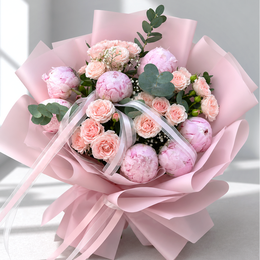 Luxusná romantická kytica s pivóniami, trsovými ružami, gypsomilkou a eukalyptom v elegantnom ružovom balení – Kvety Lubka Bratislava