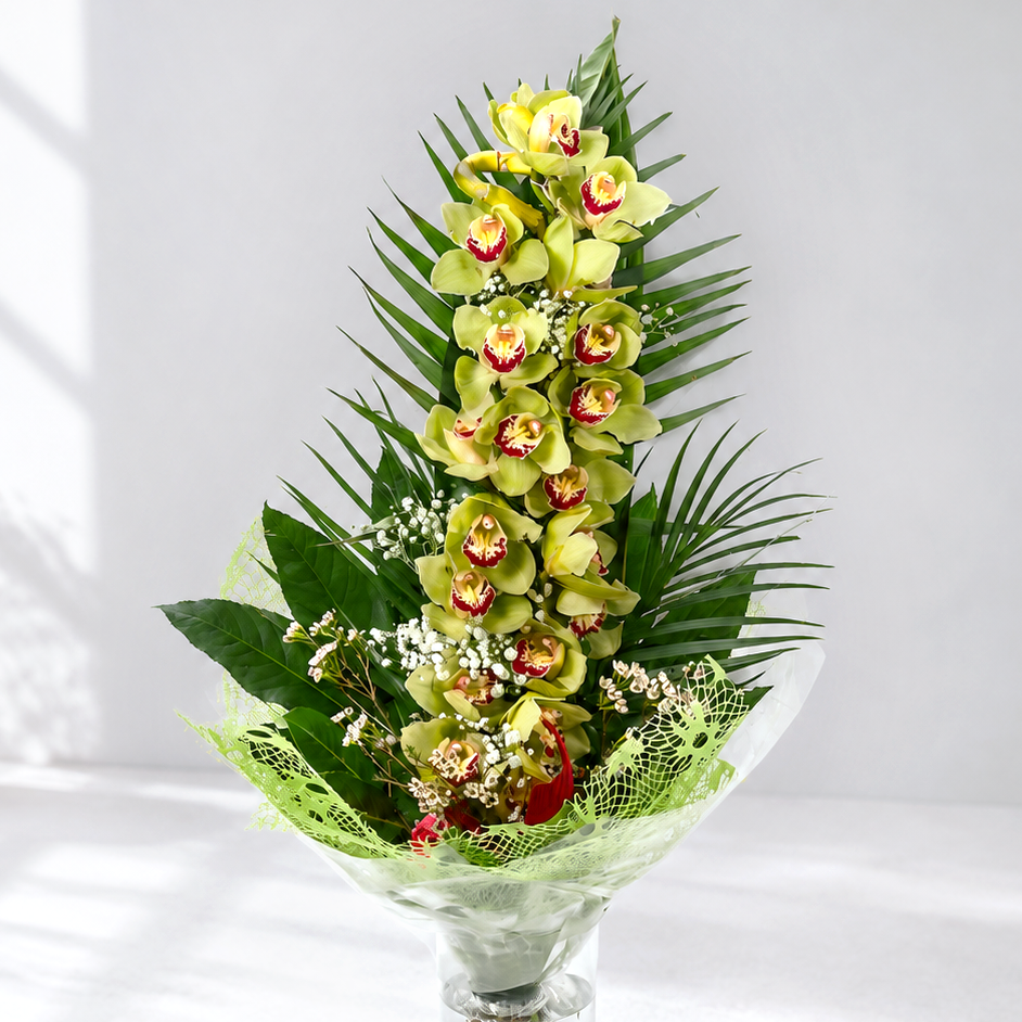 Luxusná kytica s orchideou Cymbidium, Lucky Bamboo a dekoratívnou zeleňou v elegantnom aranžmáne – Kvety Lubka Bratislava