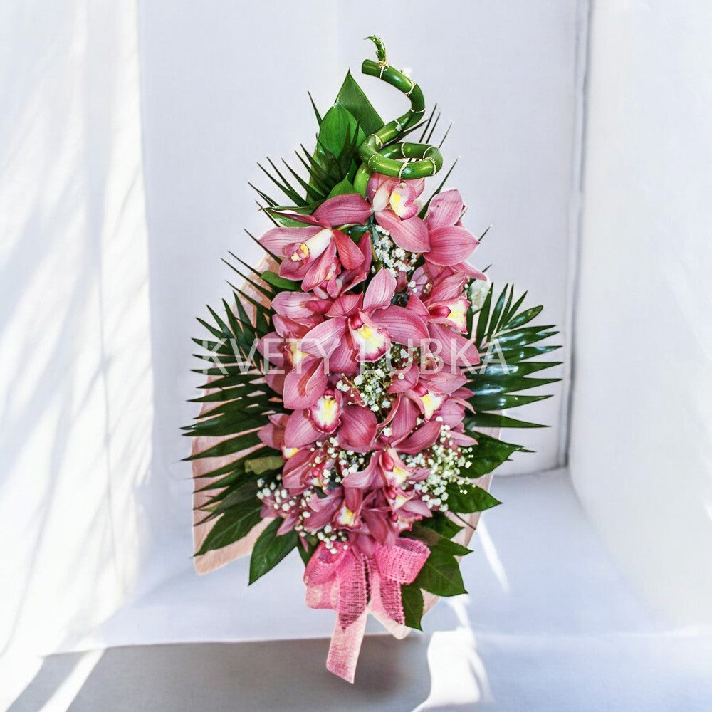 Luxusná kytica s orchideou Cymbidium, Lucky Bamboo a dekoratívnou zeleňou v elegantnom aranžmáne – Kvety Lubka Bratislava