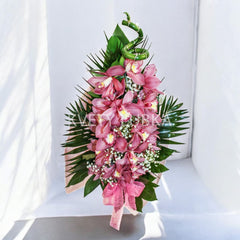 Luxusná kytica s orchideou Cymbidium, Lucky Bamboo a dekoratívnou zeleňou v elegantnom aranžmáne – Kvety Lubka Bratislava