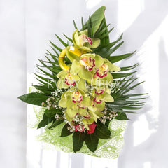 Luxusná kytica s orchideou Cymbidium, Lucky Bamboo a dekoratívnou zeleňou v elegantnom aranžmáne – Kvety Lubka Bratislava