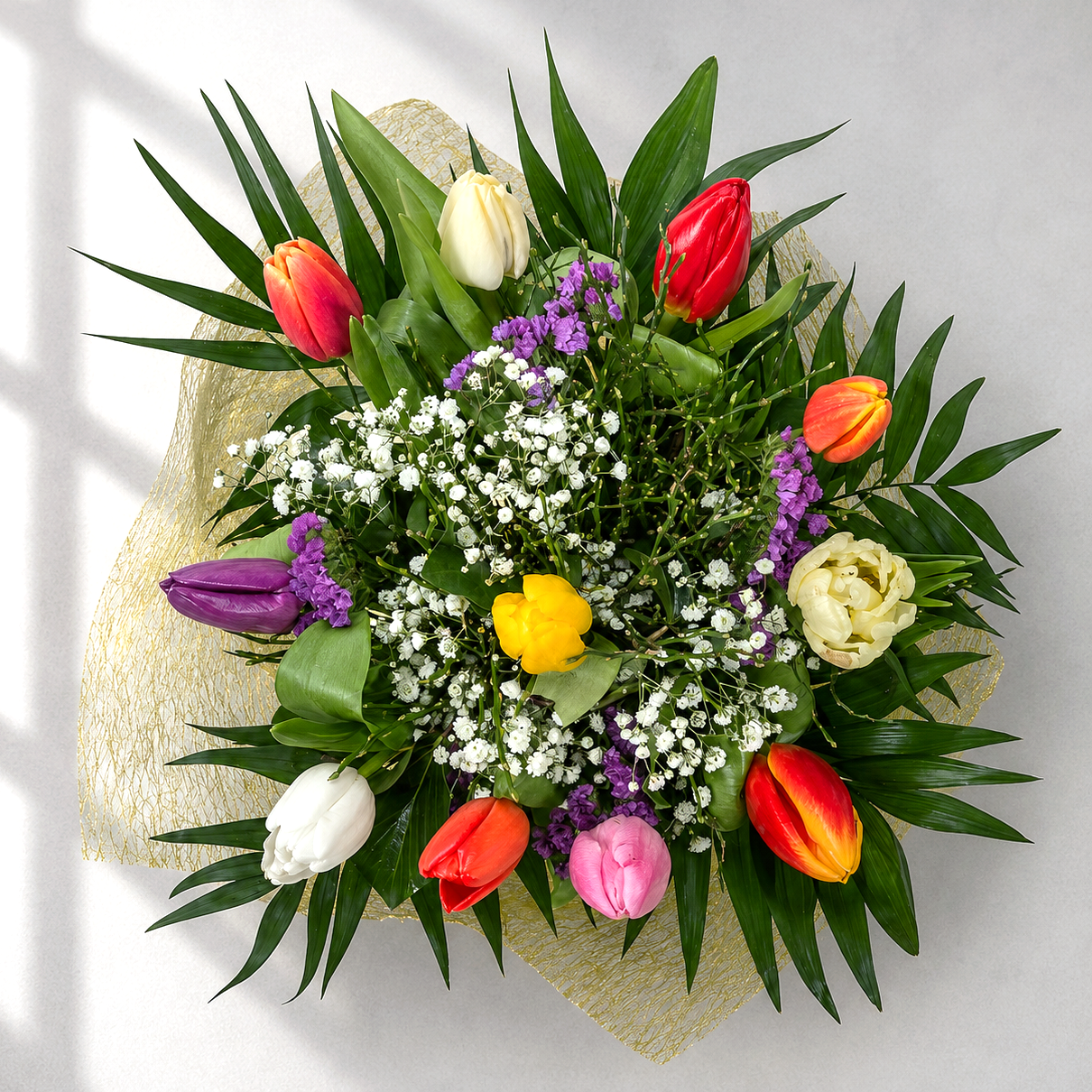 Farebná kytica z tulipánov s gypsomilkou a dekoratívnou zeleňou v elegantnom žltom balení – Kvety Lubka Bratislava
