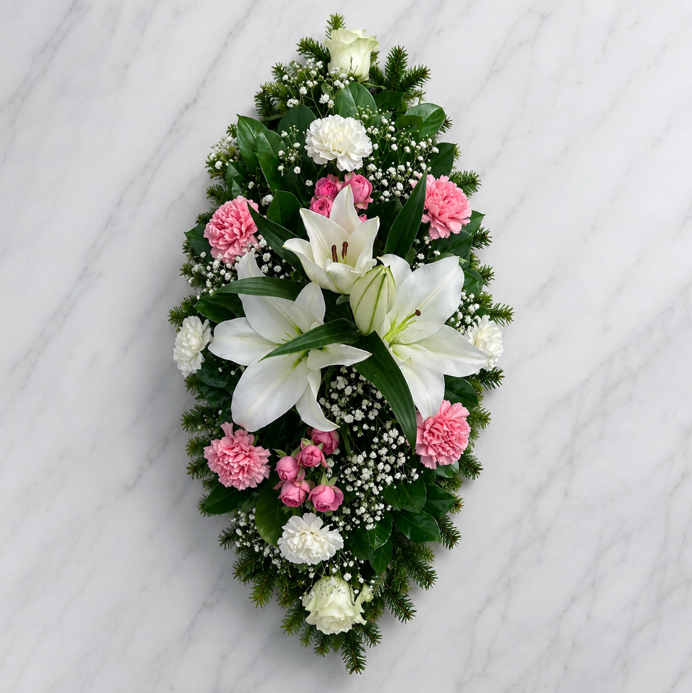Smútočná ikebana s bielou kráľovskou ľaliou, ružami, karafiátmi, ihličím a dekoratívnymi listami – Kvety Lubka Bratislava