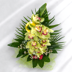 Luxusná kytica s orchideou Cymbidium, Lucky Bamboo a dekoratívnou zeleňou v elegantnom aranžmáne – Kvety Lubka Bratislava