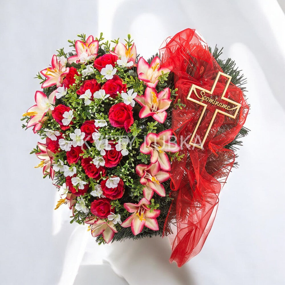 Smútočný veniec v tvare srdca z umelých červených, bielych a ružových kvetov na stojane s dreveným krížom – Kvety Lubka Bratislava
